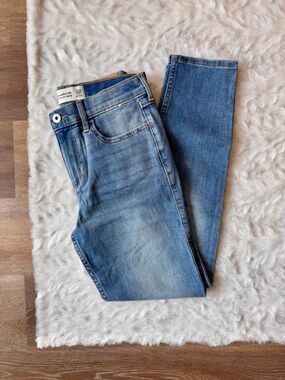 Abercrombie Kids High Rise Jean Leggings in Light Medium Wash Size 13/14 Short